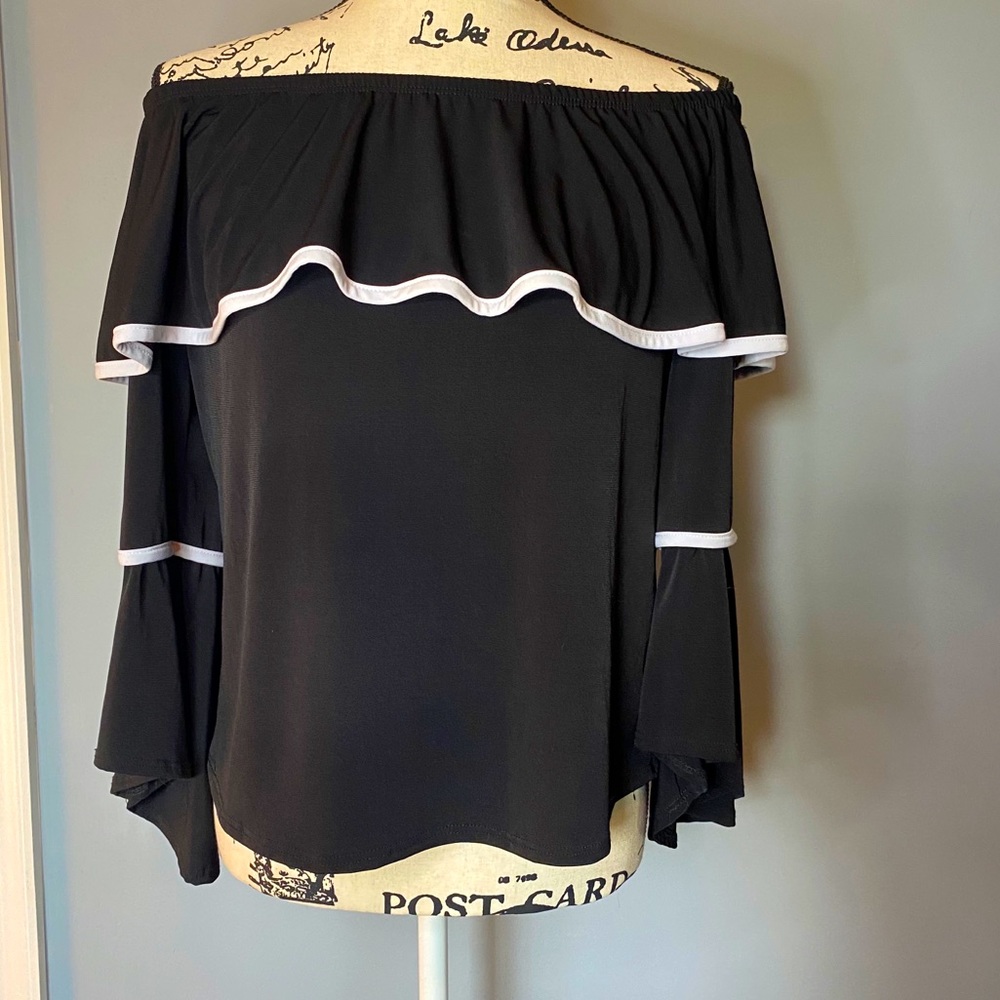 Discreet off the shoulder black & white top